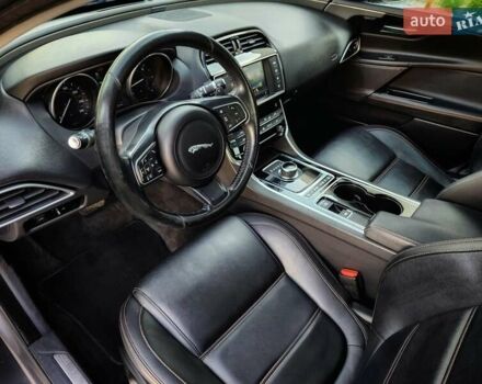 Серый Ягуар XE, объемом двигателя 2 л и пробегом 130 тыс. км за 16200 $, фото 15 на Automoto.ua