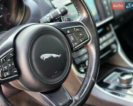 Серый Ягуар XE, объемом двигателя 2 л и пробегом 130 тыс. км за 16200 $, фото 13 на Automoto.ua
