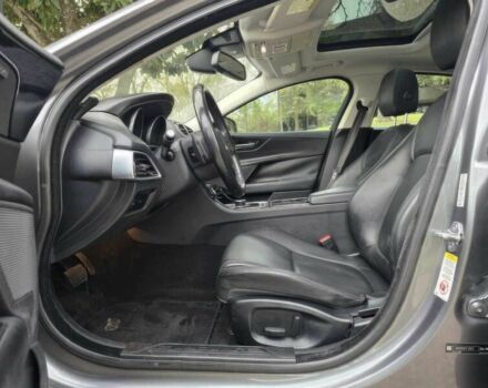 Серый Ягуар XE, объемом двигателя 2 л и пробегом 50 тыс. км за 3750 $, фото 6 на Automoto.ua