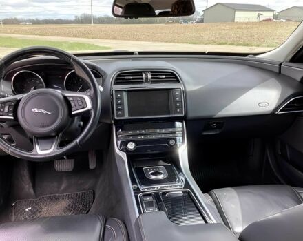 Серый Ягуар XE, объемом двигателя 2 л и пробегом 33 тыс. км за 9000 $, фото 7 на Automoto.ua