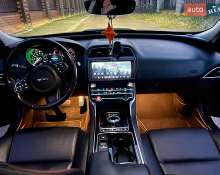 Сірий Ягуар XE, об'ємом двигуна 2 л та пробігом 125 тис. км за 18800 $, фото 10 на Automoto.ua