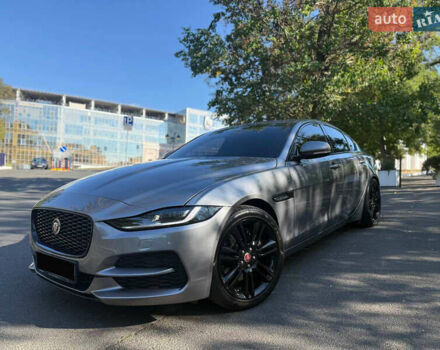 Серый Ягуар XE, объемом двигателя 2 л и пробегом 45 тыс. км за 27500 $, фото 1 на Automoto.ua