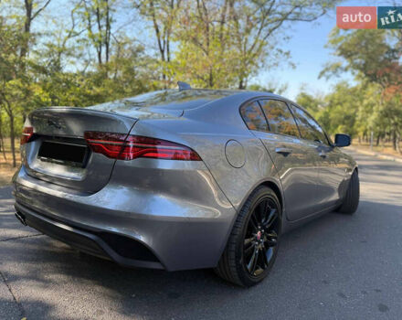 Серый Ягуар XE, объемом двигателя 2 л и пробегом 45 тыс. км за 27500 $, фото 4 на Automoto.ua