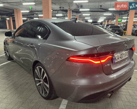 Серый Ягуар XE, объемом двигателя 2 л и пробегом 85 тыс. км за 21300 $, фото 3 на Automoto.ua