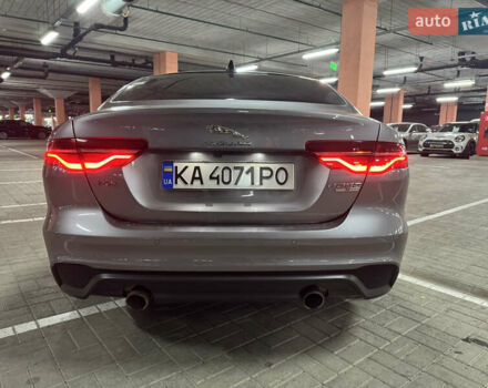 Серый Ягуар XE, объемом двигателя 2 л и пробегом 85 тыс. км за 21300 $, фото 4 на Automoto.ua