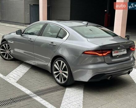 Серый Ягуар XE, объемом двигателя 2 л и пробегом 95 тыс. км за 21500 $, фото 1 на Automoto.ua