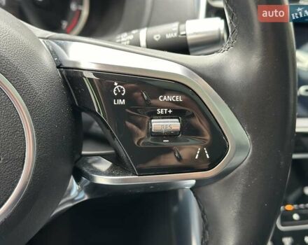 Серый Ягуар XE, объемом двигателя 2 л и пробегом 95 тыс. км за 21500 $, фото 28 на Automoto.ua