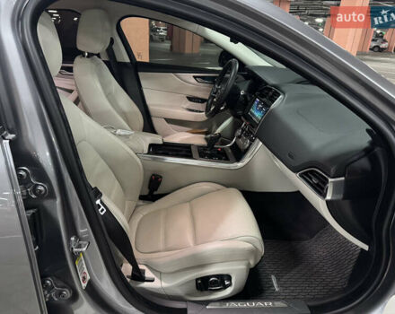 Серый Ягуар XE, объемом двигателя 2 л и пробегом 85 тыс. км за 21300 $, фото 15 на Automoto.ua