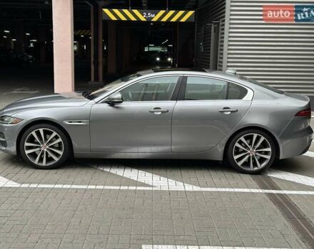 Серый Ягуар XE, объемом двигателя 2 л и пробегом 95 тыс. км за 21500 $, фото 7 на Automoto.ua