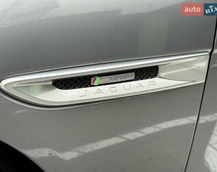 Серый Ягуар XE, объемом двигателя 2 л и пробегом 95 тыс. км за 21500 $, фото 4 на Automoto.ua