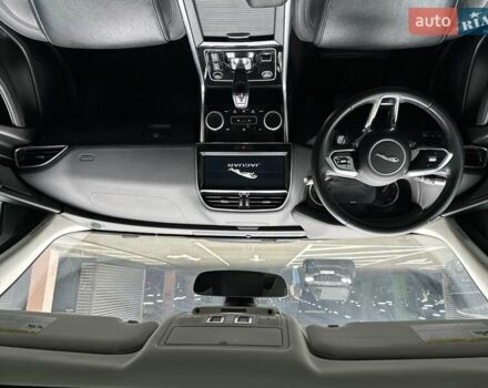 Серый Ягуар XE, объемом двигателя 2 л и пробегом 95 тыс. км за 21500 $, фото 24 на Automoto.ua