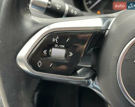 Серый Ягуар XE, объемом двигателя 2 л и пробегом 95 тыс. км за 21500 $, фото 26 на Automoto.ua