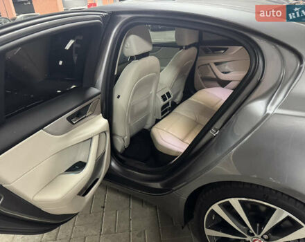 Серый Ягуар XE, объемом двигателя 2 л и пробегом 85 тыс. км за 21300 $, фото 10 на Automoto.ua