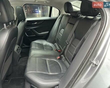 Серый Ягуар XE, объемом двигателя 2 л и пробегом 95 тыс. км за 21500 $, фото 37 на Automoto.ua