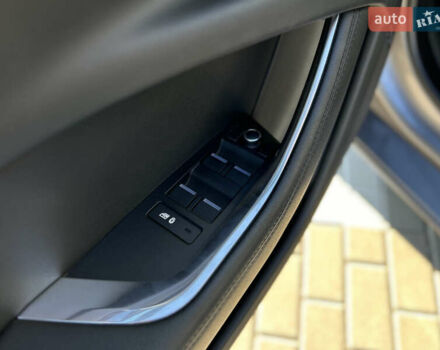 Серый Ягуар XE, объемом двигателя 2 л и пробегом 23 тыс. км за 28700 $, фото 18 на Automoto.ua