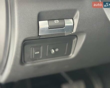 Серый Ягуар XE, объемом двигателя 2 л и пробегом 95 тыс. км за 21500 $, фото 23 на Automoto.ua