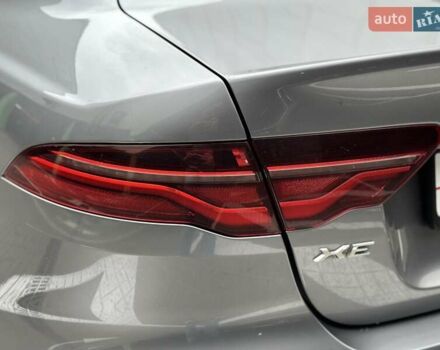 Серый Ягуар XE, объемом двигателя 2 л и пробегом 95 тыс. км за 21500 $, фото 10 на Automoto.ua
