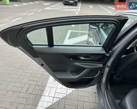 Серый Ягуар XE, объемом двигателя 2 л и пробегом 95 тыс. км за 21500 $, фото 36 на Automoto.ua