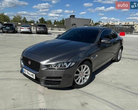 Серый Ягуар XE, объемом двигателя 2 л и пробегом 147 тыс. км за 12999 $, фото 1 на Automoto.ua