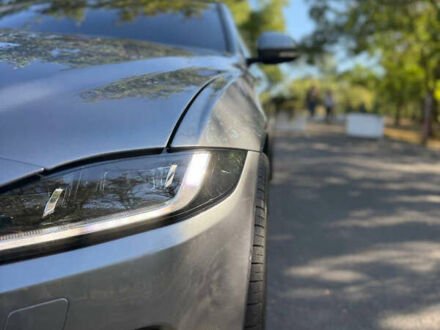 Серый Ягуар XE, объемом двигателя 2 л и пробегом 45 тыс. км за 27500 $, фото 1 на Automoto.ua