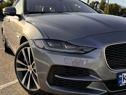 Серый Ягуар XE, объемом двигателя 2 л и пробегом 93 тыс. км за 19999 $, фото 1 на Automoto.ua