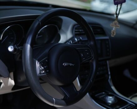 Синий Ягуар XE, объемом двигателя 2 л и пробегом 158 тыс. км за 17000 $, фото 3 на Automoto.ua