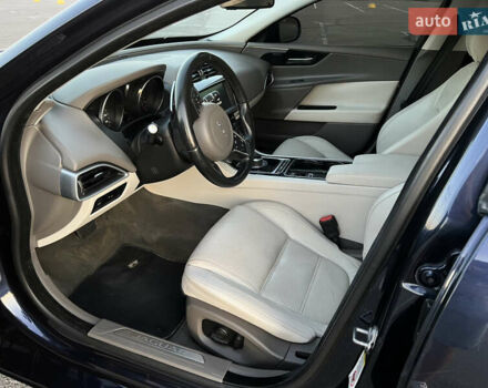 Синий Ягуар XE, объемом двигателя 3 л и пробегом 121 тыс. км за 14000 $, фото 10 на Automoto.ua