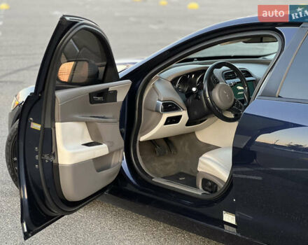 Синий Ягуар XE, объемом двигателя 3 л и пробегом 121 тыс. км за 14000 $, фото 9 на Automoto.ua