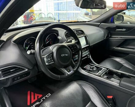 Синій Ягуар XE, об'ємом двигуна 3 л та пробігом 118 тис. км за 24900 $, фото 19 на Automoto.ua