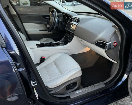 Синий Ягуар XE, объемом двигателя 3 л и пробегом 121 тыс. км за 14000 $, фото 14 на Automoto.ua