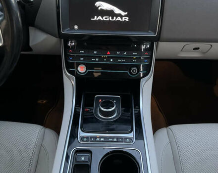 Синий Ягуар XE, объемом двигателя 3 л и пробегом 119 тыс. км за 15900 $, фото 19 на Automoto.ua