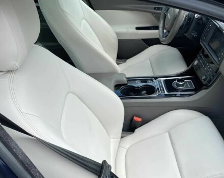 Синій Ягуар XE, об'ємом двигуна 2 л та пробігом 51 тис. км за 12100 $, фото 6 на Automoto.ua