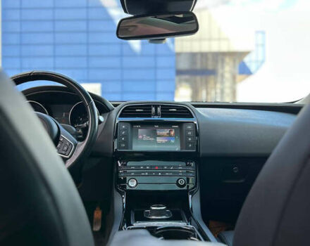 Синий Ягуар XE, объемом двигателя 2 л и пробегом 74 тыс. км за 15900 $, фото 3 на Automoto.ua