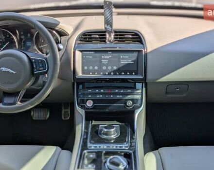 Синий Ягуар XE, объемом двигателя 2 л и пробегом 74 тыс. км за 18600 $, фото 23 на Automoto.ua