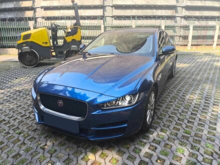 Синий Ягуар XE, объемом двигателя 2 л и пробегом 74 тыс. км за 6400 $, фото 1 на Automoto.ua