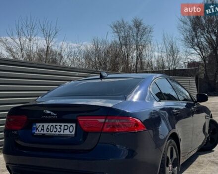 Синий Ягуар XE, объемом двигателя 2 л и пробегом 134 тыс. км за 13499 $, фото 1 на Automoto.ua