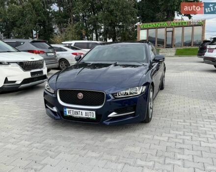 Синий Ягуар XE, объемом двигателя 2 л и пробегом 59 тыс. км за 15700 $, фото 1 на Automoto.ua