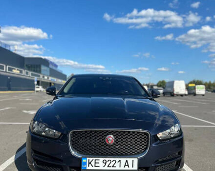 Синий Ягуар XE, объемом двигателя 2 л и пробегом 74 тыс. км за 15900 $, фото 1 на Automoto.ua