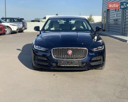 Синий Ягуар XE, объемом двигателя 2 л и пробегом 60 тыс. км за 27500 $, фото 1 на Automoto.ua