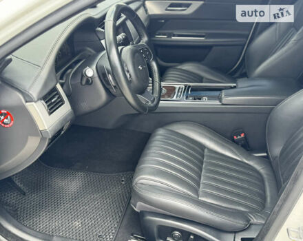 Белый Ягуар ХФ, объемом двигателя 2.99 л и пробегом 150 тыс. км за 32999 $, фото 60 на Automoto.ua