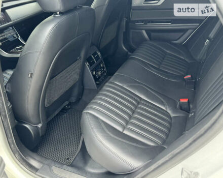 Белый Ягуар ХФ, объемом двигателя 2.99 л и пробегом 150 тыс. км за 32999 $, фото 32 на Automoto.ua