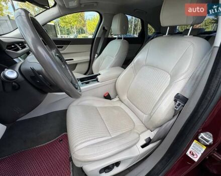 Красный Ягуар ХФ, объемом двигателя 3 л и пробегом 129 тыс. км за 15490 $, фото 7 на Automoto.ua