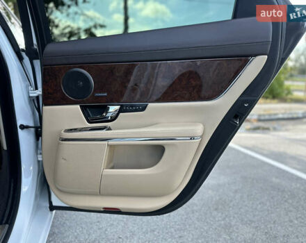 Ягуар Икс Джей 2013 в Киеве на Automoto.ua Белый Ягуар Икс Джей, объемом двигателя 2.99 л и пробегом 130 тыс. км за 14999 $, фото 33 на Automoto.ua