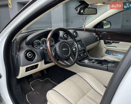 Ягуар Икс Джей 2014 в Яремче на Automoto.ua Белый Ягуар Икс Джей, объемом двигателя 3 л и пробегом 110 тыс. км за 22700 $, фото 11 на Automoto.ua