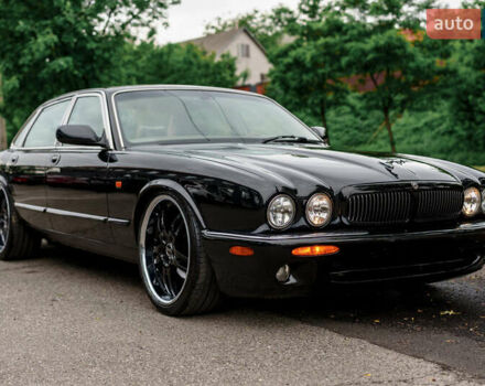 Черный Ягуар Икс Джей, объемом двигателя 3.25 л и пробегом 329 тыс. км за 14300 $, фото 1 на Automoto.ua