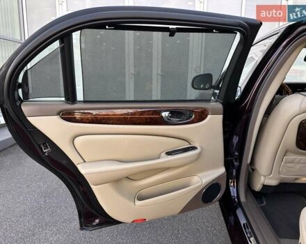 Червоний Ягуар Ікс Джей, об'ємом двигуна 4.2 л та пробігом 124 тис. км за 44000 $, фото 17 на Automoto.ua