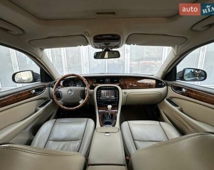 Червоний Ягуар Ікс Джей, об'ємом двигуна 4.2 л та пробігом 124 тис. км за 44000 $, фото 11 на Automoto.ua