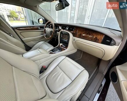 Червоний Ягуар Ікс Джей, об'ємом двигуна 4.2 л та пробігом 124 тис. км за 44000 $, фото 8 на Automoto.ua