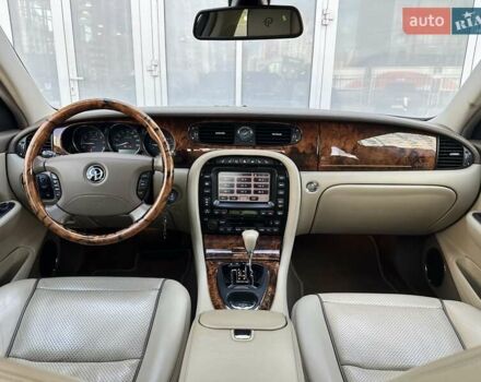 Червоний Ягуар Ікс Джей, об'ємом двигуна 4.2 л та пробігом 124 тис. км за 44000 $, фото 13 на Automoto.ua