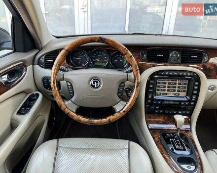 Червоний Ягуар Ікс Джей, об'ємом двигуна 4.2 л та пробігом 124 тис. км за 44000 $, фото 14 на Automoto.ua